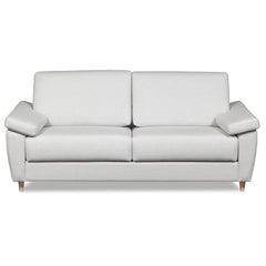 Salla-vuodesohva vaalealla Minco 2-kangasverhoilulla ja luonnonvärisillä puujaloilla.