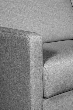 Lähikuvassa Salla-vuodetuolin harmaata Minco 16-kangasverhoilua.