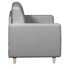 Salla-vuodetuoli harmaalla Minco 16-kangasverhoilulla ja luonnonvärisillä puujaloilla.