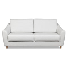 Salla-vuodesohva vaalealla Minco 2-kangasverhoilulla ja luonnonvärisillä puujaloilla.