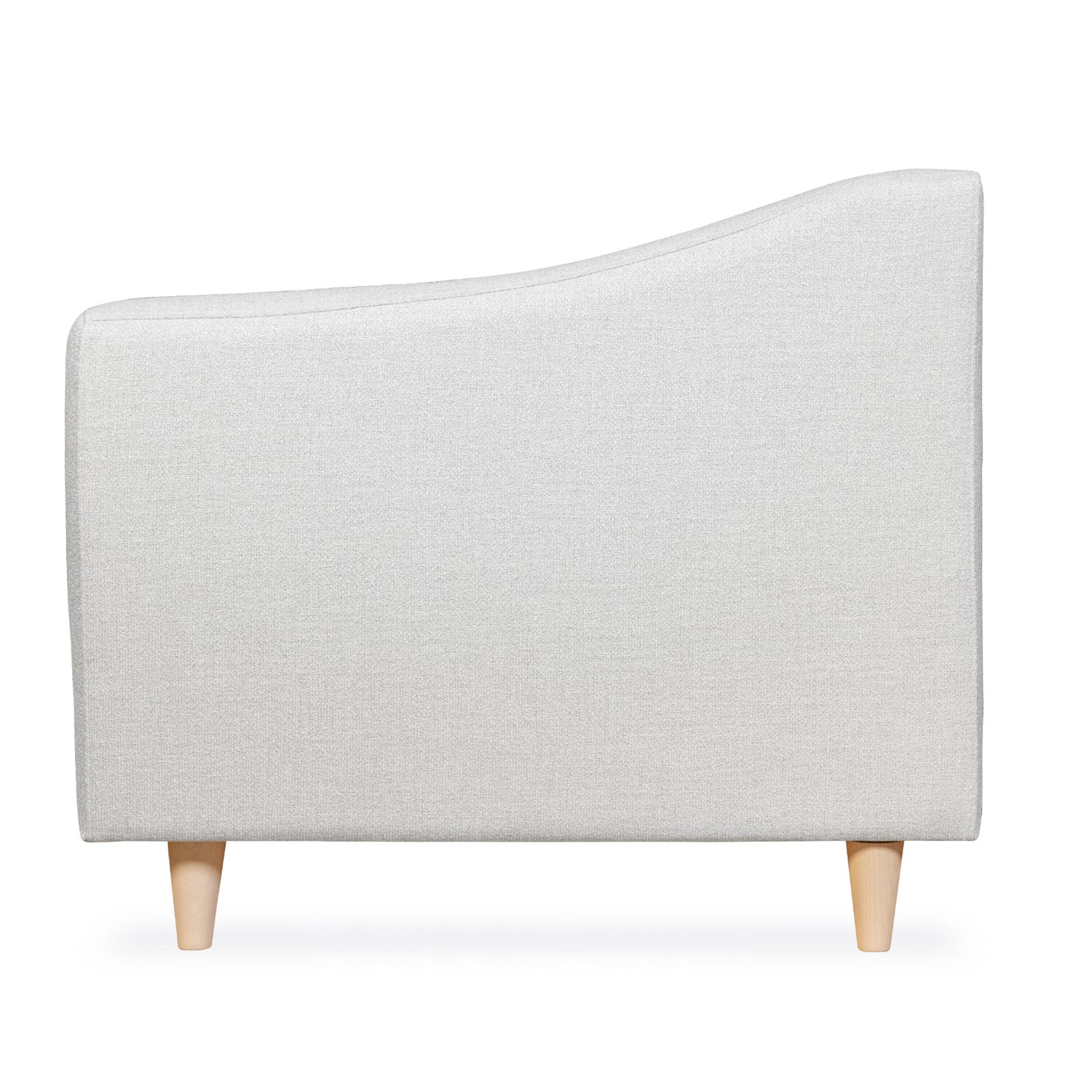 Salla-vuodesohva vaalealla Minco 2-kangasverhoilulla ja luonnonvärisillä puujaloilla.