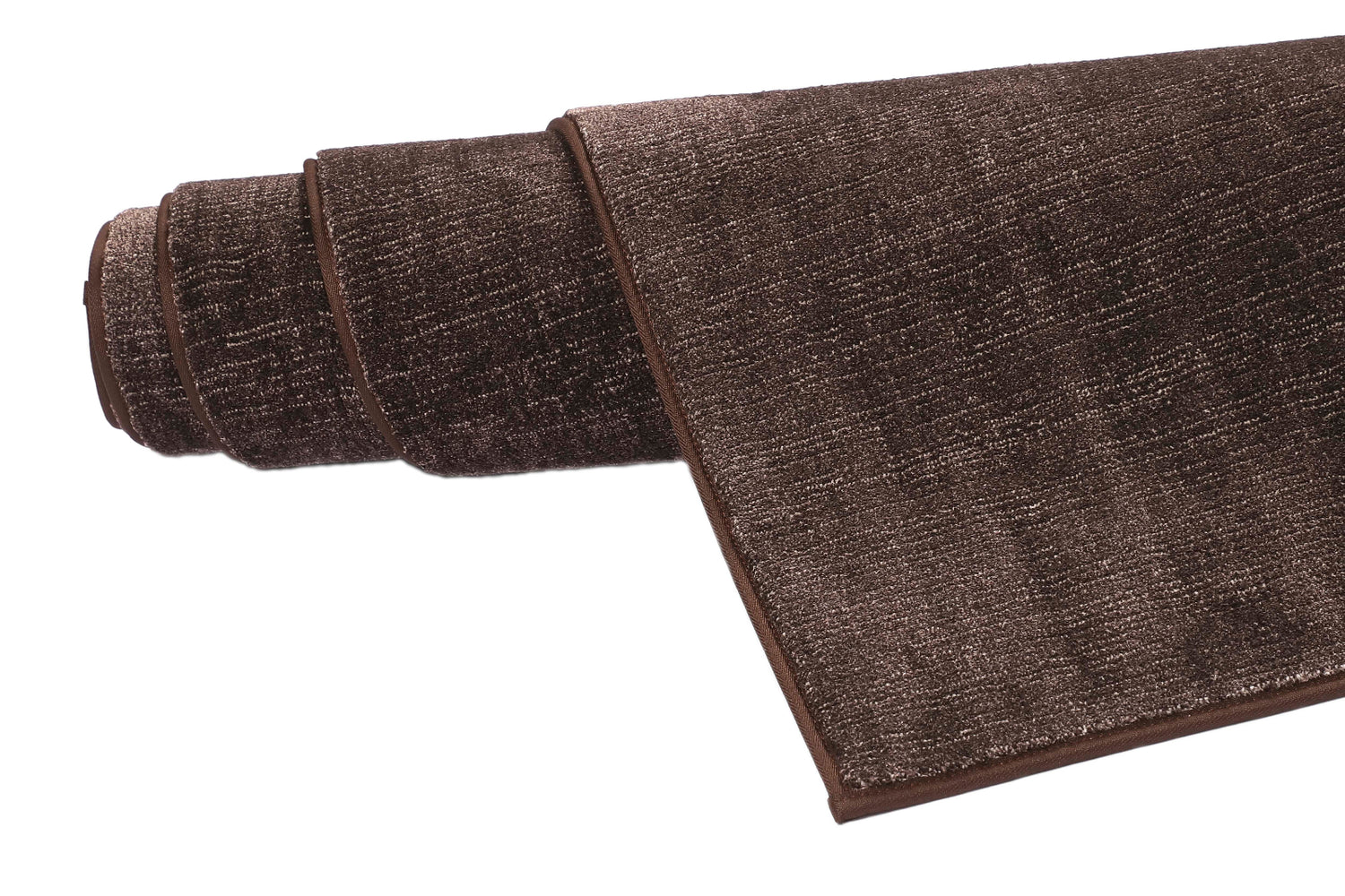 Pehmeä, silkinhieno Sametti-nukkamatto, ruskea. Kuvassa matto on rullattuna.