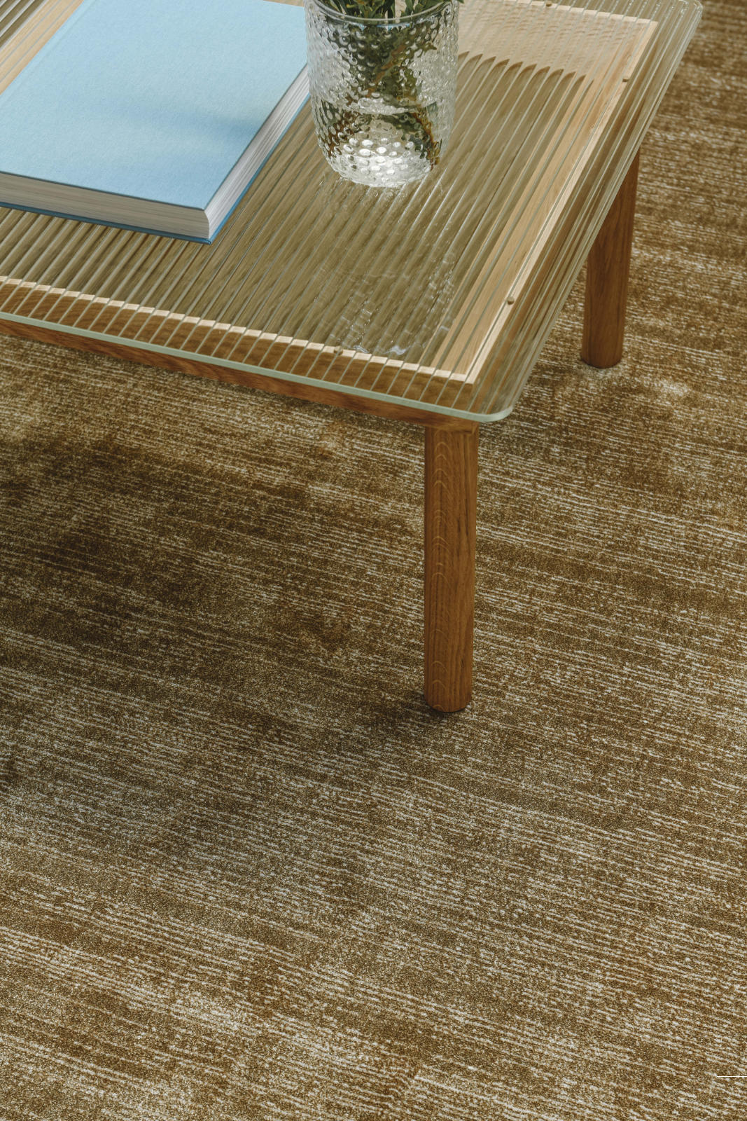 Kuvassa on pehmeä, silkinhieno Sametti-nukkamatto, keltaisena.