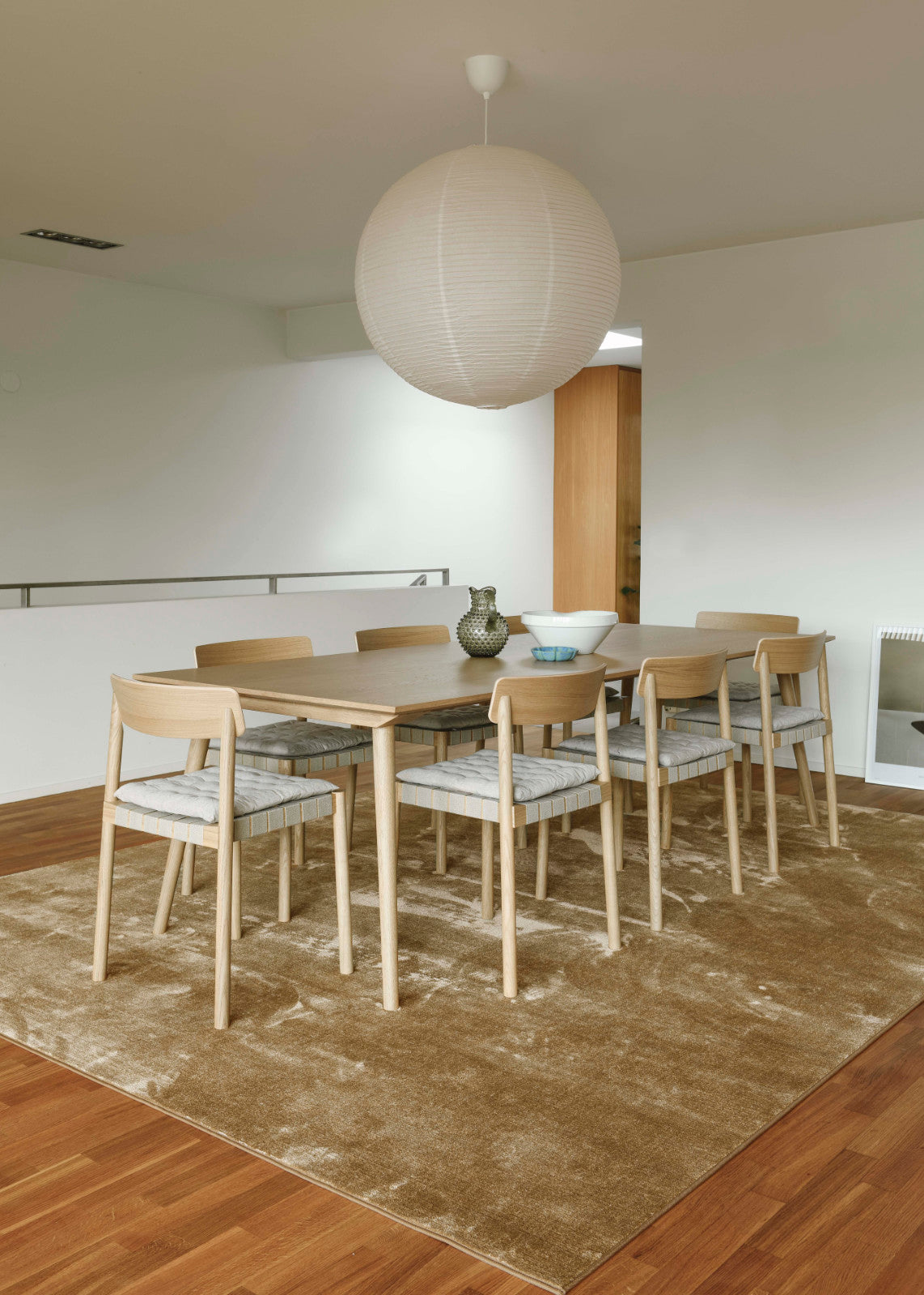 Kuvassa on pehmeä, silkinhieno Sametti-nukkamatto, keltaisena.