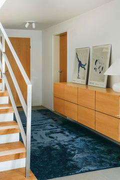 Kuvassa on pehmeä, silkinhieno Sametti-nukkamatto, sinisenä.