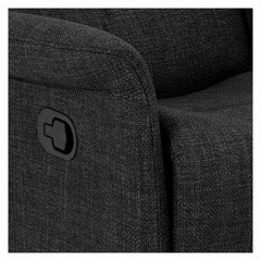Lähikuvassa Sanderson recliner-nojatuoli, tummanharmaalla kangasverhoilulla ja manuaalisella mekanismin avauskahvalla.