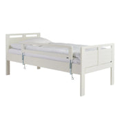 Valkoinen maalattu Seniori-sänky, johon on kiinnitetty turvalaita.