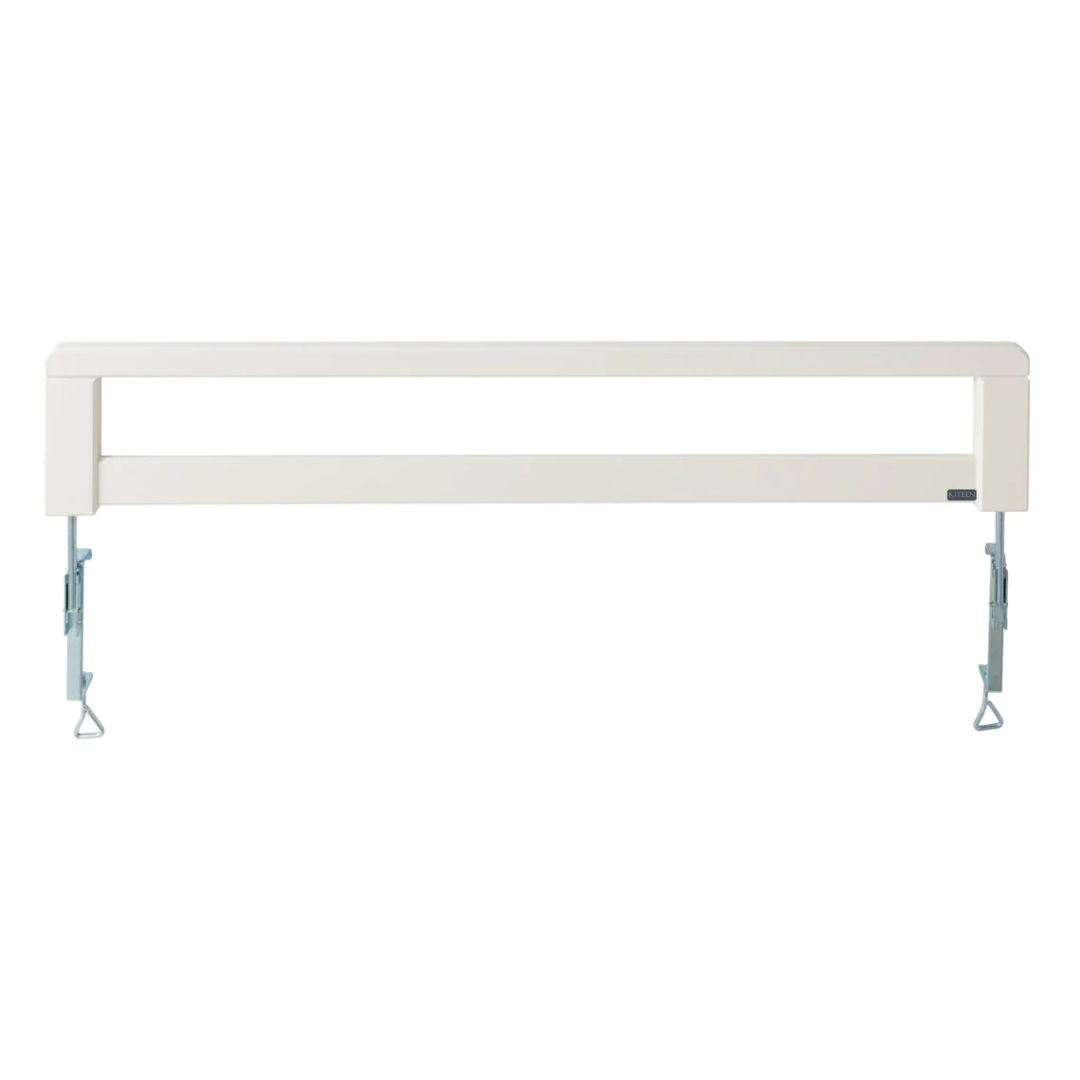 Seniori-sängyn turvalaita valkoiseksi maalattua koivua.