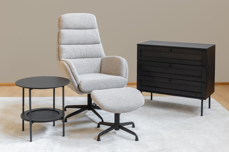 Kuvassa on mustat Pensacola-sarjan lipasto ja sivupöytä Ø 50 cm kuvattuna Sifton tv-tuolin kanssa. Mattokympin valkoinen Louna-matto kokoaa oleskelutilan kalusteet kauniisti yhteen.