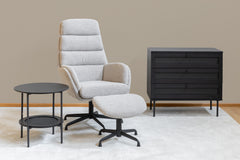 Kuvassa on Sifton tv-tuoli mustien Pensacola-lipaston ja Ø 50 cm sivupöydän kanssa kuvattuna. Mattokympin valkoinen Louna-matto kokoaa oleskelutilan kalusteet kauniisti yhteen.