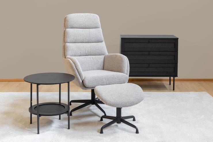 Kuvassa on mustat Pensacola-sarjan sivupöytä Ø 50 cm ja lipasto kuvattuna Sifton tv-tuolin kanssa. Mattokympin valkoinen Louna-matto kokoaa oleskelutilan kalusteet kauniisti yhteen.