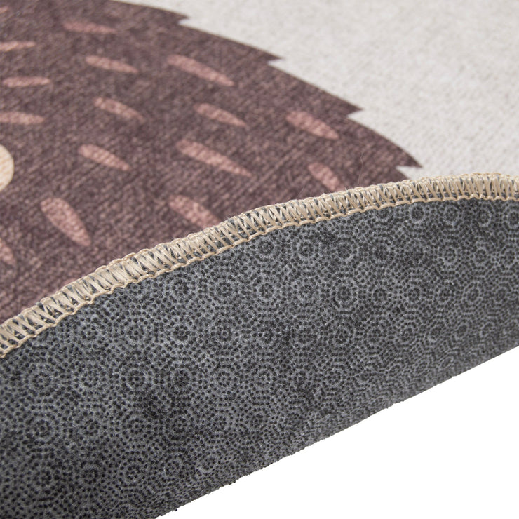 Kuvassa beigen ja ruskean sävytteisen Siilinen-lastenmaton pohjausta ja reunausta.