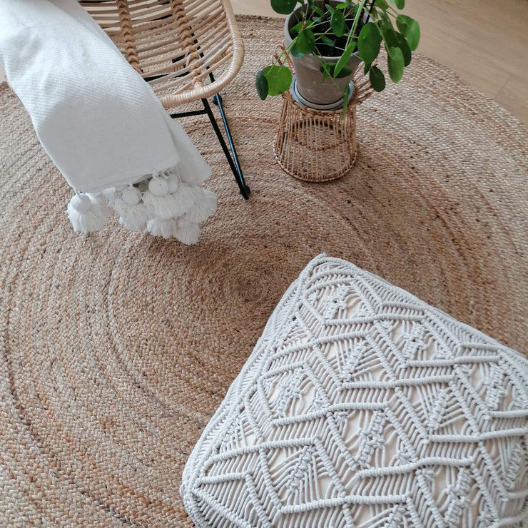 Kuvassa on mattona luonnonvärinen pyöreä Silmu-juuttimatto.