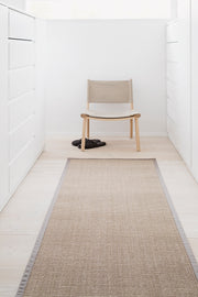 Sisal-matto harmaanruskeana.