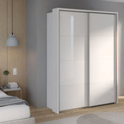 Kira-liukuovikaapin kehys on lisävaruste joka tuo viimeistellyn ja sisustuksellisen ilmeen Kira-sarjan liukuovikomeroon. Kuvassa valkoinen kehys erikseen myytävän liukuovikaapin ympärillä.