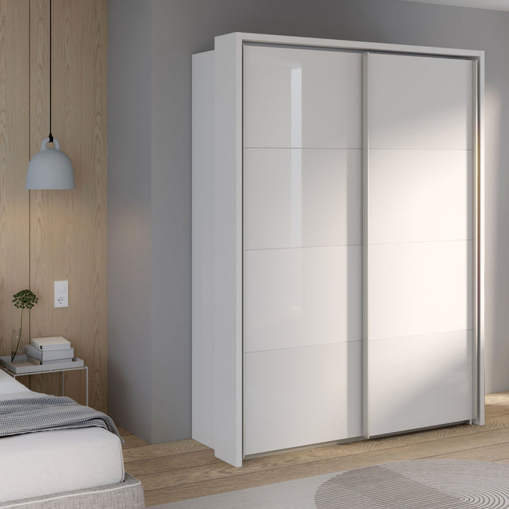 Kira-liukuovikaapin kehys on lisävaruste joka tuo viimeistellyn ja sisustuksellisen ilmeen Kira-sarjan liukuovikomeroon. Kuvassa valkoinen kehys erikseen myytävän liukuovikaapin ympärillä.