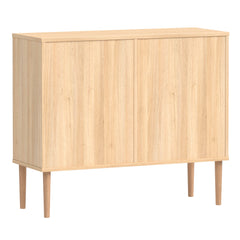 Tammenvärinen Stemma-lipastokaappi luonnonvärisillä tammijaloilla. Kauttaaltaan siisti säilytyskaluste sopii hyvin myös keskilattian kalusteeksi.