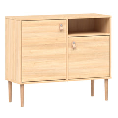 Tammenvärinen Stemma-lipastokaappi luonnonvärisillä tammijaloilla ja nahkavetimillä.