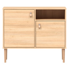 Tammenvärinen Stemma-lipastokaappi luonnonvärisillä tammijaloilla ja nahkavetimillä.