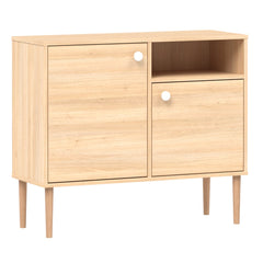 Tammenvärinen Stemma-lipastokaappi luonnonvärisillä tammijaloilla ja valkoisilla nuppivetimillä.