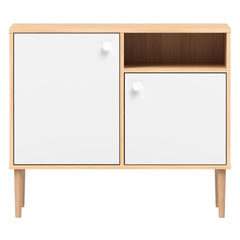 Tammi-valkoinen Stemma-lipastokaappi luonnonvärisillä tammijaloilla ja valkoisilla nuppivetimillä.