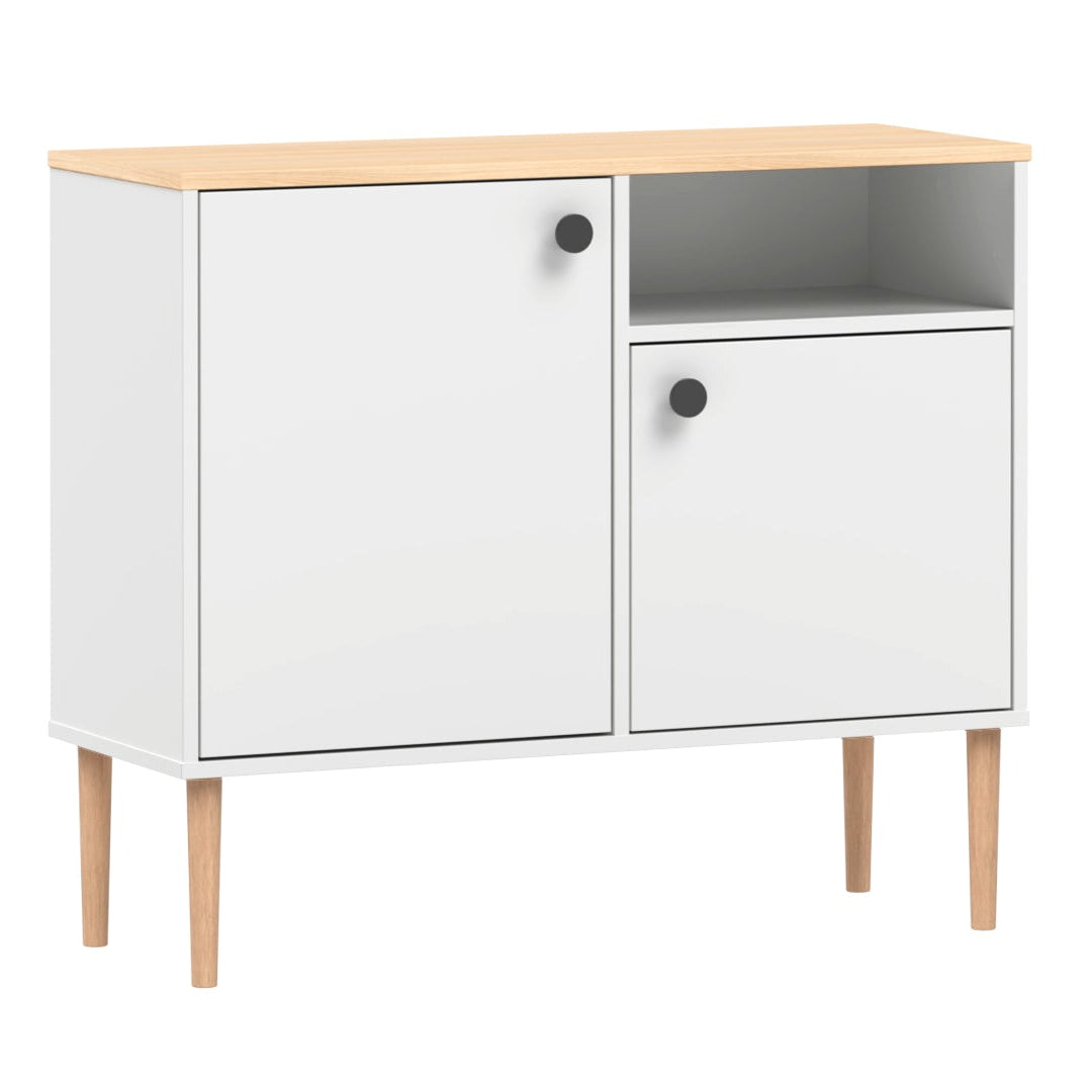 Valkoinen-luonnonvärinen Stemma-lipastokaappi  lv-tammijaloilla sekä tammenvärisellä kannella. Kalusteessa on mustat nuppivetimet.