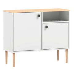 Valkoinen-luonnonvärinen Stemma-lipastokaappi  lv-tammijaloilla sekä tammenvärisellä kannella. Kalusteessa on mustat nuppivetimet.