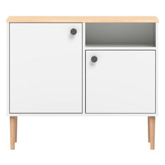 Valkoinen-luonnonvärinen Stemma-lipastokaappi  lv-tammijaloilla sekä tammenvärisellä kannella. Kalusteessa on mustat nuppivetimet.