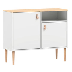 Valkoinen-luonnonvärinen Stemma-lipastokaappi  lv-tammijaloilla sekä tammenvärisellä kannella. Kalusteessa on luonnonväriset nahkavetimet.