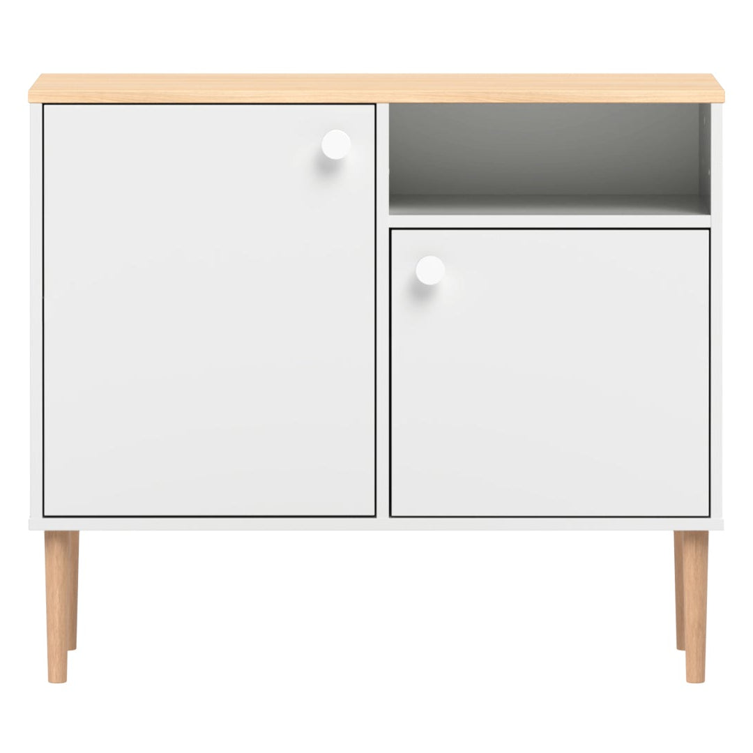 Valkoinen-luonnonvärinen Stemma-lipastokaappi  lv-tammijaloilla sekä tammenvärisellä kannella. Kalusteessa on valkoiset nuppivetimet.