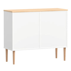 Valkoinen-luonnonvärinen Stemma-lipastokaappi  lv-tammijaloilla sekä tammenvärisellä kannella. Kauttaaltaan siisti säilytyskaluste sopii hyvin myös keskilattiakalusteeksi.