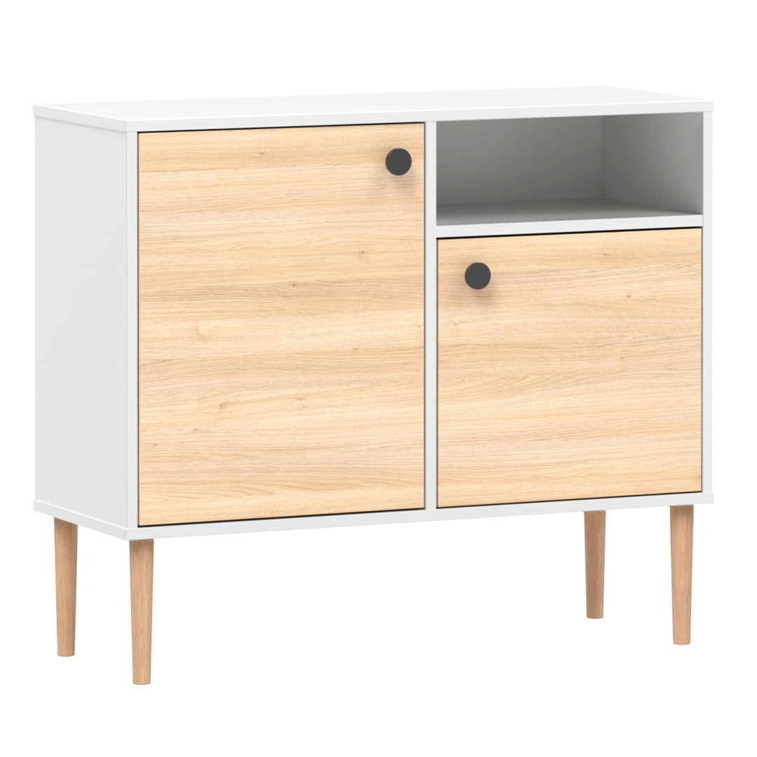 Valkoinen-tammi Stemma-lipastokaappi luonnonvärisillä tammijaloilla ja mustilla nuppivetimillä.