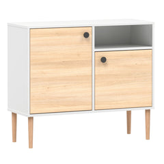 Valkoinen-tammi Stemma-lipastokaappi luonnonvärisillä tammijaloilla ja mustilla nuppivetimillä.