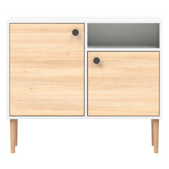 Valkoinen-tammi Stemma-lipastokaappi luonnonvärisillä tammijaloilla ja mustilla nuppivetimillä.