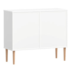 Kokovalkoinen Stemma-lipastokaappi lv-tammijaloilla. Kauttaaltaan siisti säilytyskaluste sopii hyvin myös keskilattian kalusteeksi.