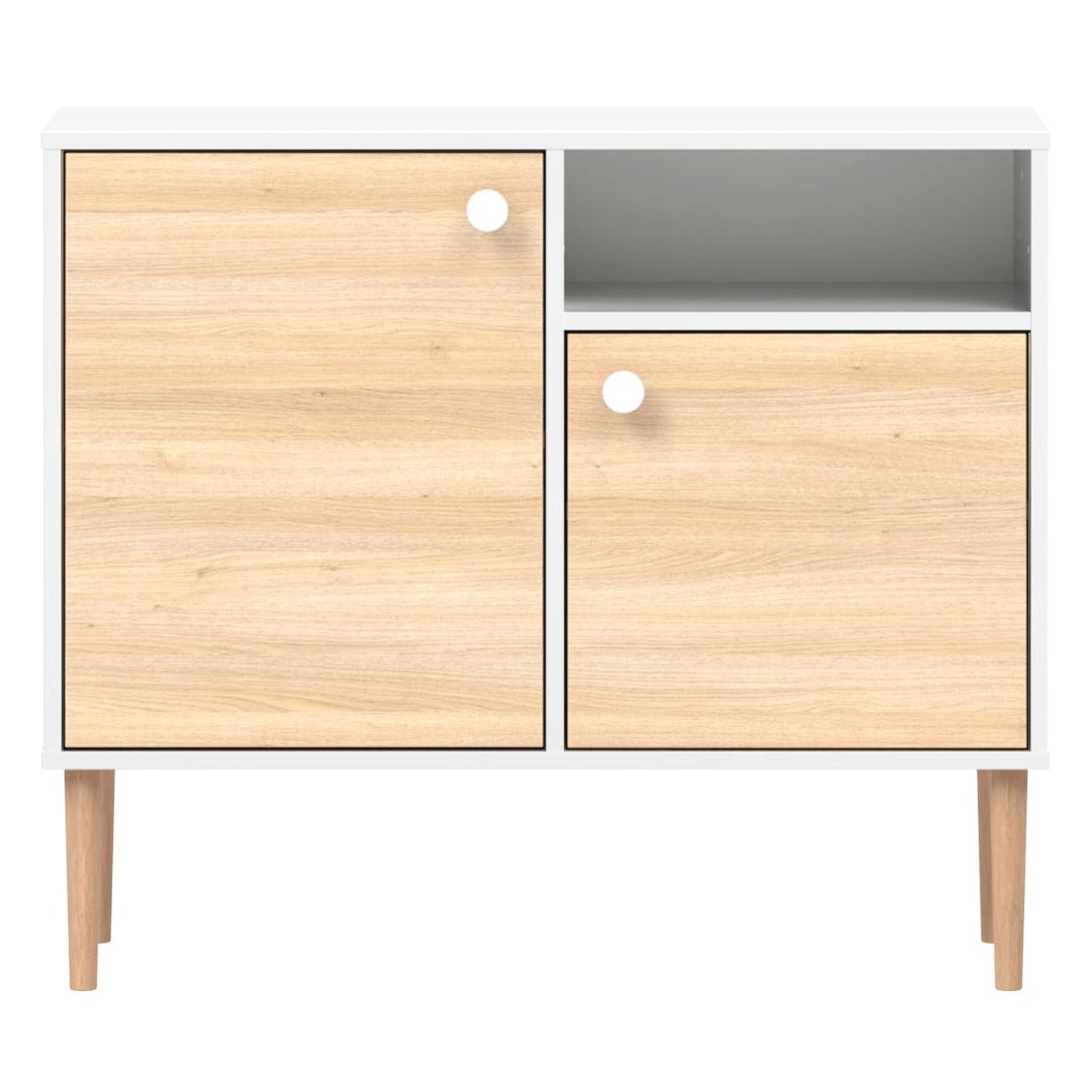 Valkoinen-tammi Stemma-lipastokaappi luonnonvärisillä tammijaloilla ja valkoisilla nuppivetimillä.