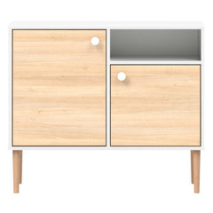 Valkoinen-tammi Stemma-lipastokaappi luonnonvärisillä tammijaloilla ja valkoisilla nuppivetimillä.