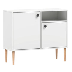 Kokovalkoinen Stemma-lipastokaappi lv-tammijaloilla ja mustilla nuppivetimillä.