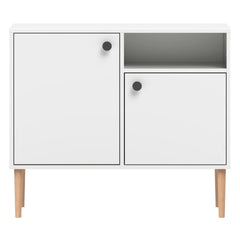 Kokovalkoinen Stemma-lipastokaappi lv-tammijaloilla ja mustilla nuppivetimillä.