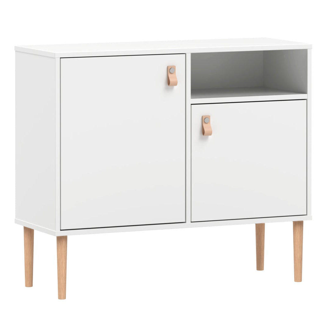 Kokovalkoinen Stemma-lipastokaappi lv-tammijaloilla ja luonnonvärisillä nahkavetimillä.