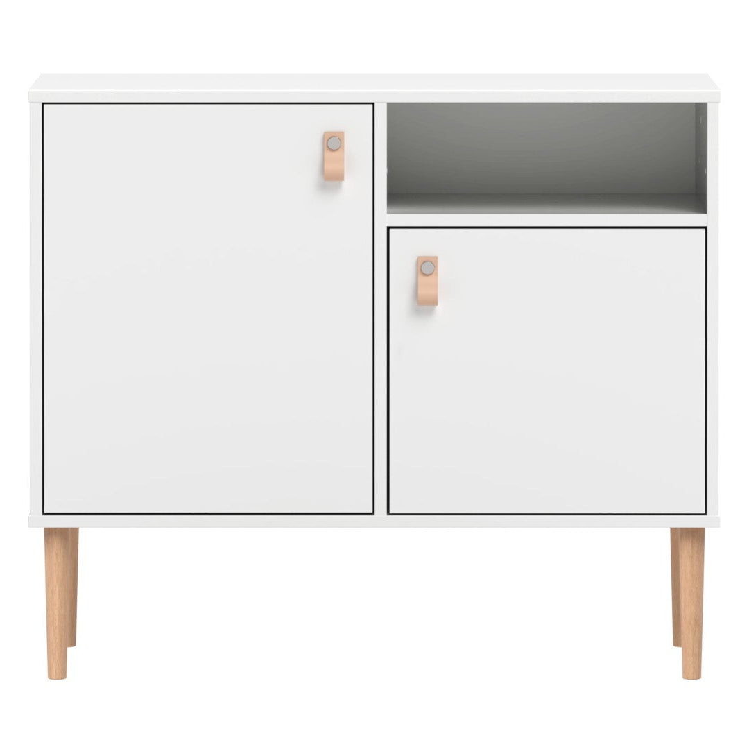 Kokovalkoinen Stemma-lipastokaappi lv-tammijaloilla ja luonnonvärisillä nahkavetimillä.