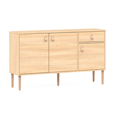 Tammenvärinen Stemma-senkki tammisilla jaloilla. Kalusteessa on luonnonväriset nahkavetimet.