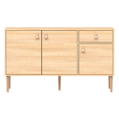 Tammenvärinen Stemma-senkki tammisilla jaloilla. Kalusteessa on luonnonväriset nahkavetimet.