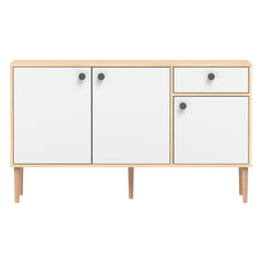 Tammi-valkoinen Stemma-senkki tammisilla jaloilla. Kalusteessa on mustat nuppivetimet.