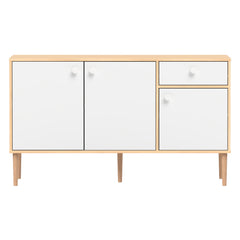 Tammi-valkoinen Stemma-senkki tammisilla jaloilla. Kalusteessa on valkoiset nuppivetimet.