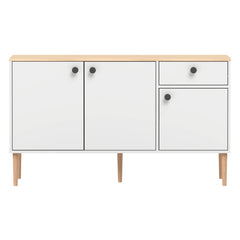 Valkoinen-luonnonvärinen Stemma-senkki lv-tammijaloilla sekä tammenvärisellä kannella. Kalusteessa on mustat nuppivetimet.