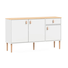 Valkoinen-luonnonvärinen Stemma-senkki lv-tammijaloilla sekä tammenvärisellä kannella. Kalusteessa on luonnonväriset nahkavetimet.