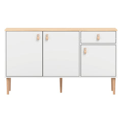 Valkoinen-luonnonvärinen Stemma-senkki lv-tammijaloilla sekä tammenvärisellä kannella. Kalusteessa on luonnonväriset nahkavetimet.