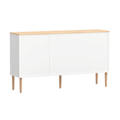 Valkoinen Stemma-senkki tammisilla luonnonvärisillä jaloilla sekä tammenvärisellä kannella. Kauttaaltaan siisti kaluste sopii hyvin myös keskilattian kalusteeksi.