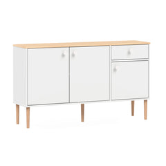 Valkoinen-luonnonvärinen Stemma-senkki lv-tammijaloilla sekä tammenvärisellä kannella. Kalusteessa on valkoiset nuppivetimet.